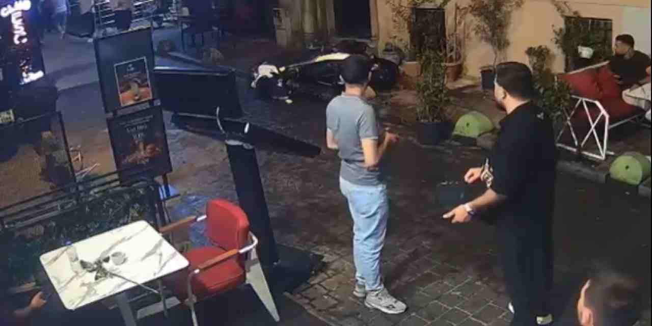 Taksim’de ilginç anlar: Önce çorba döktü ardından tekmeledi!