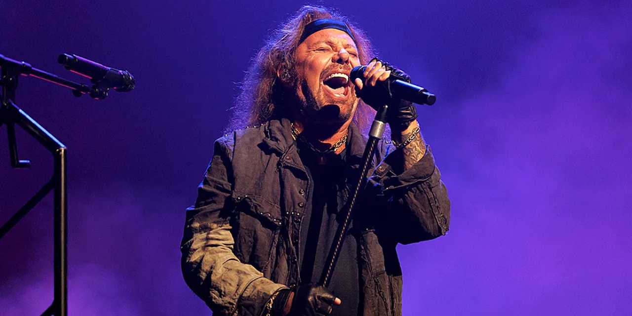 Ünlü şarkıcı felç geçirdiğini açıkladı: Yeniden yürümeyi öğrenmek zorunda kaldım!