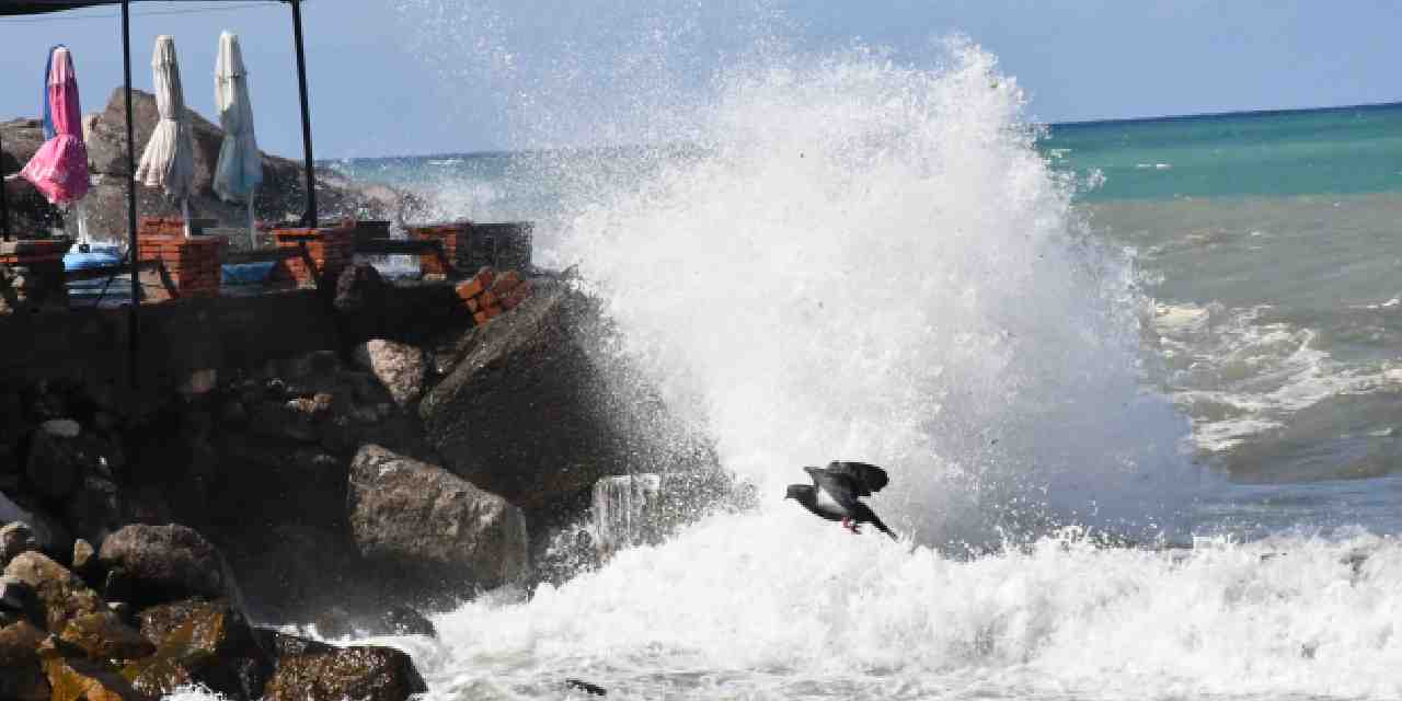 Dalga boyu 3 metreye yükseldi: Denize girmek yasaklandı!