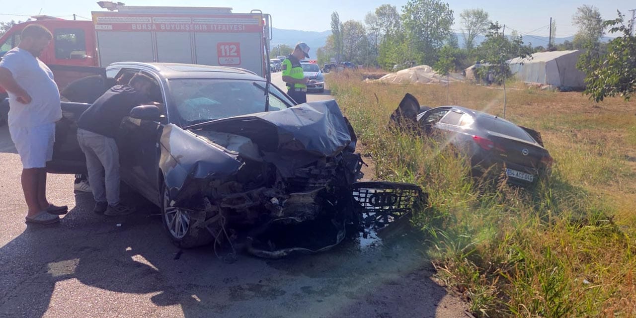Yol savaş alanına döndü! Kafa kafaya çarpışan araçlardan biri tarlaya uçtu