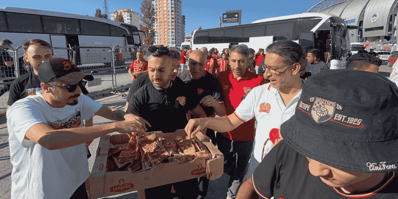 Kayserispor taraftarından Göztepe taraftarına jest