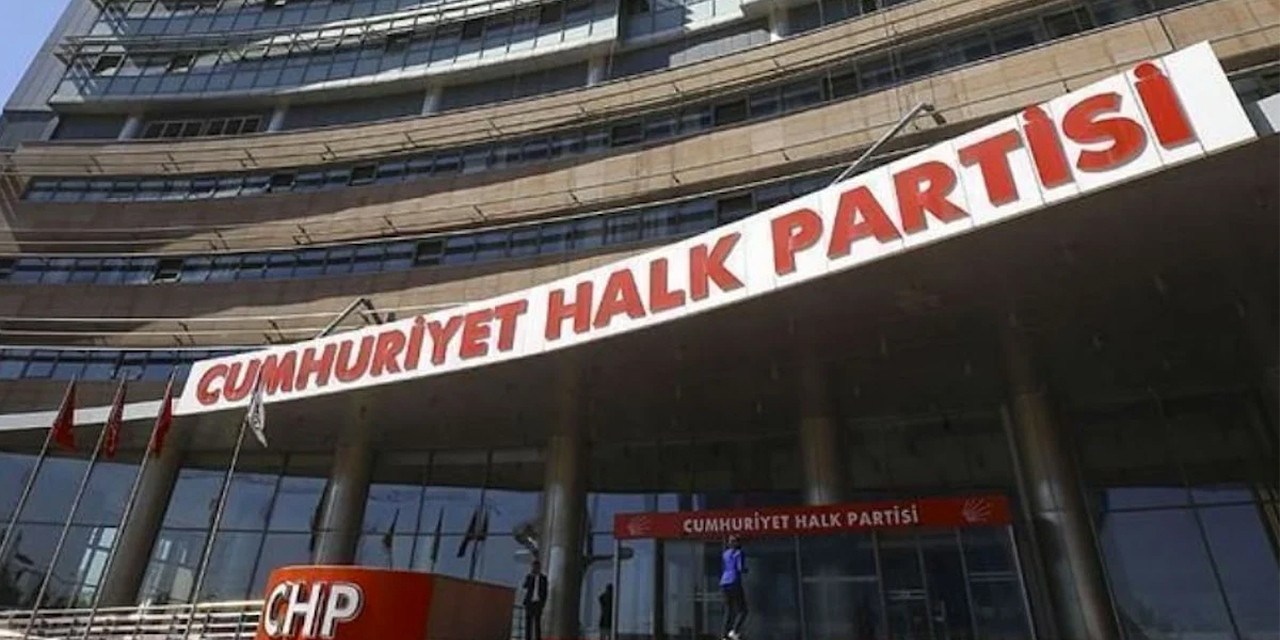 Kurultay Davası'na CHP'den ilk tepki genel merkezin önünden! "Erdoğan bizle değil emeklinin maaşı ile uğraş"