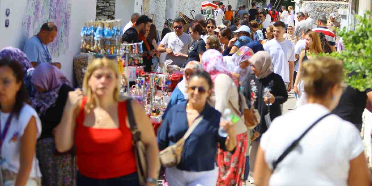 On binlerce kişi İzmir'e akın etti!