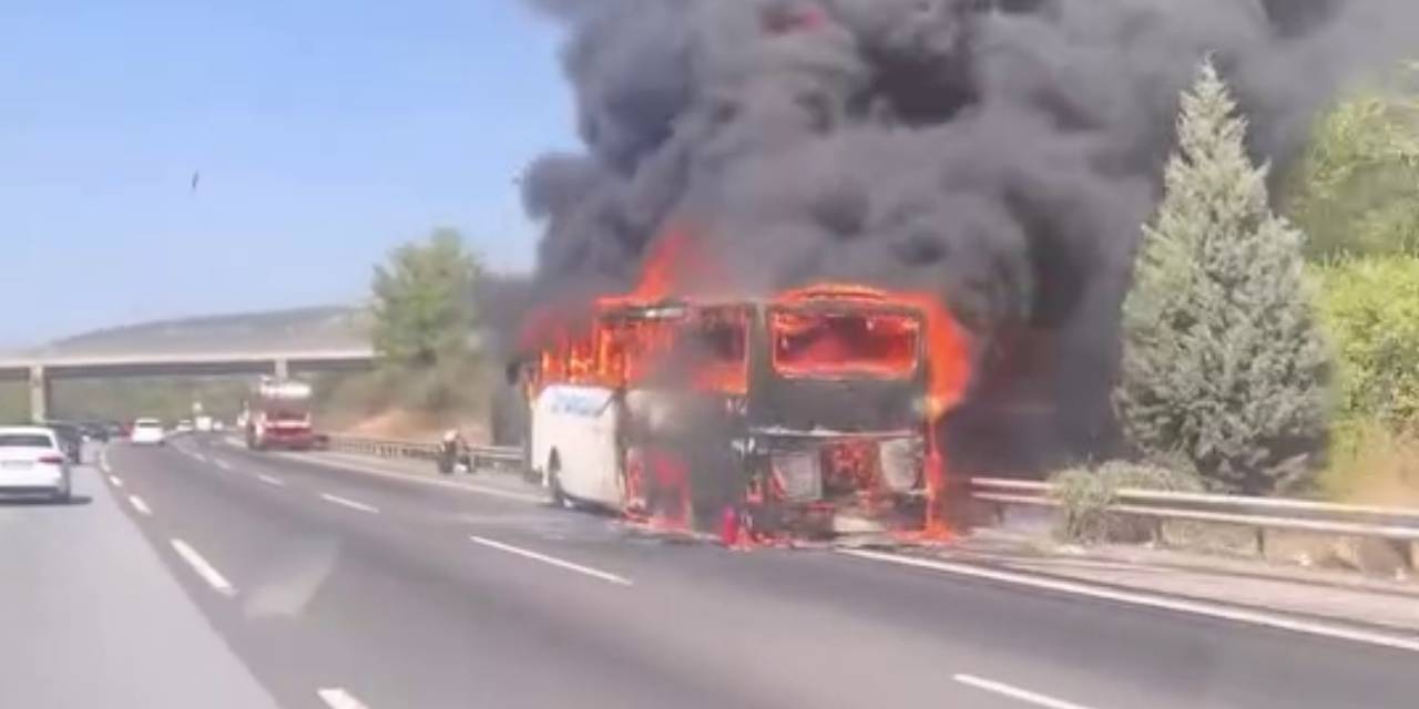 Mersin'de seyir halindeki yolcu otobüsü alev topuna döndü