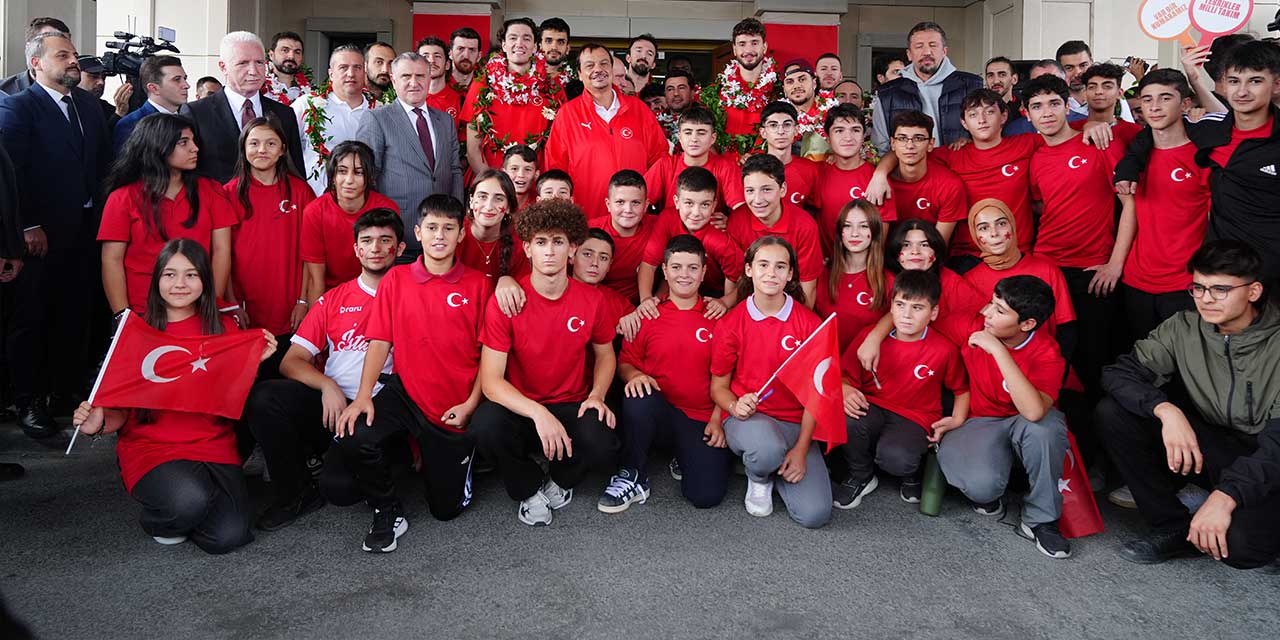 12 Dev Adam'a uçakta sürpriz