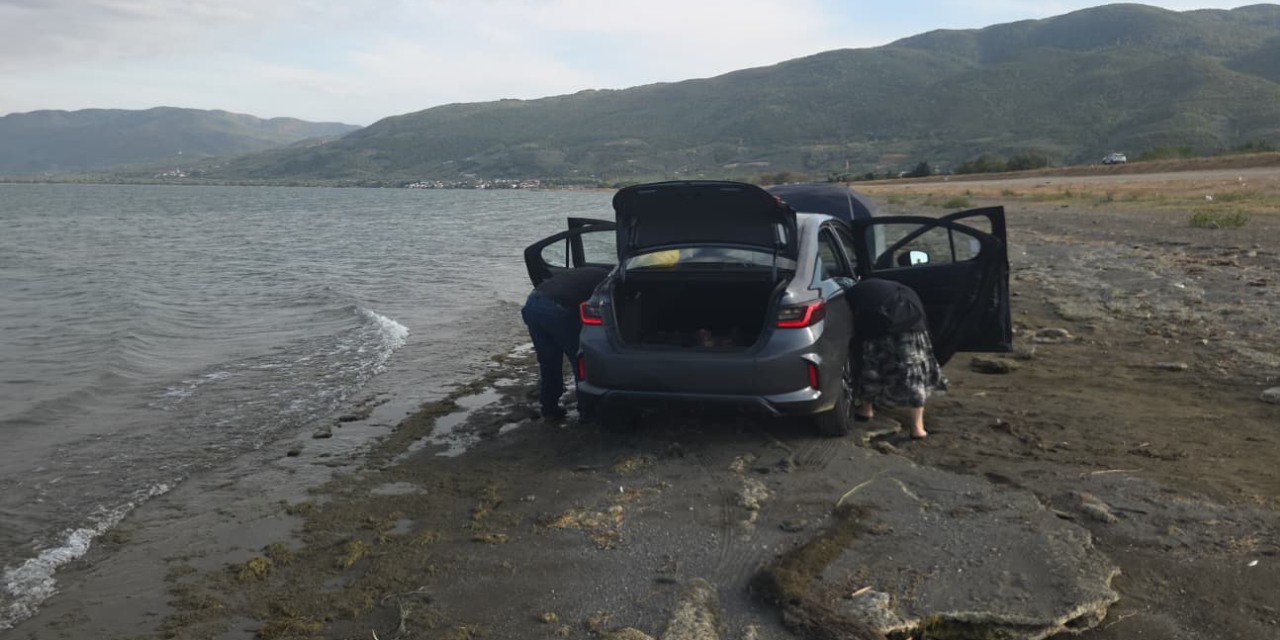Akaryakıt dökülen yolda kayan otomobil göle düştü