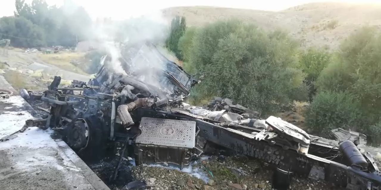 Otobüse çarpıp şarampole devrilen TIR alev aldı: 1 yaralı