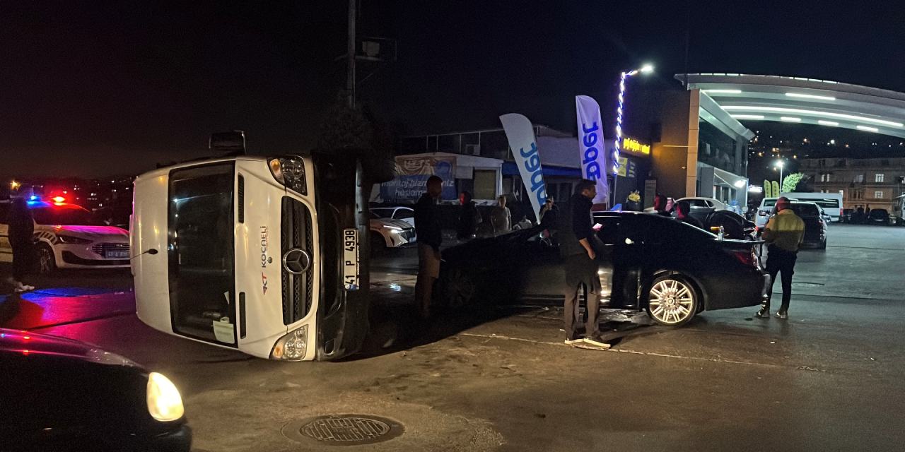 Otomobille çarpışan servis minibüsü devrildi