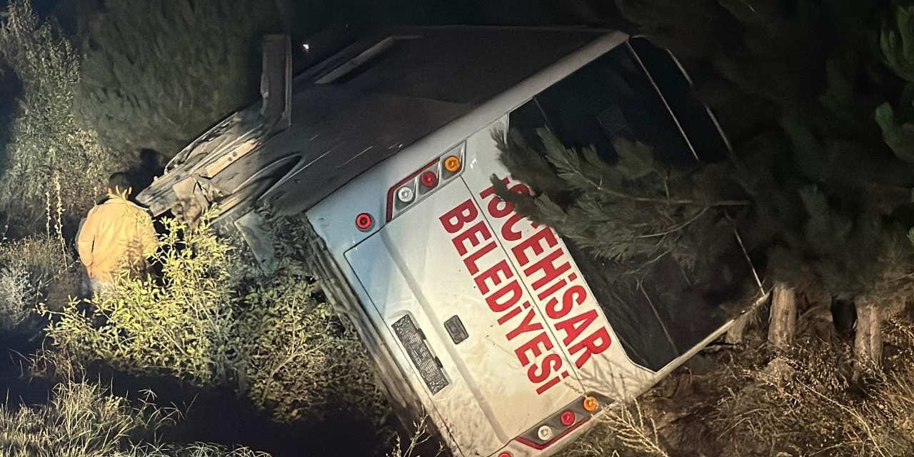 Afyonkarahisar’da midibüs devrildi: 12 yaralı