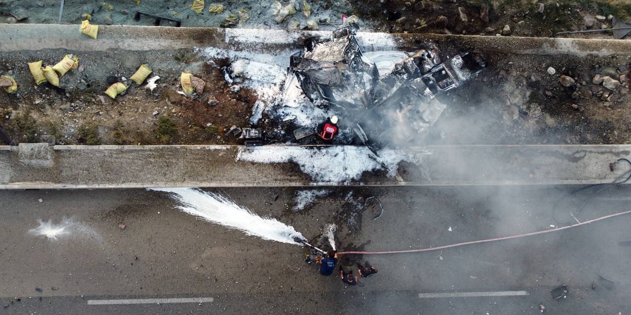 Freni arızalanan TIR otobüse çarpıp alev aldı!