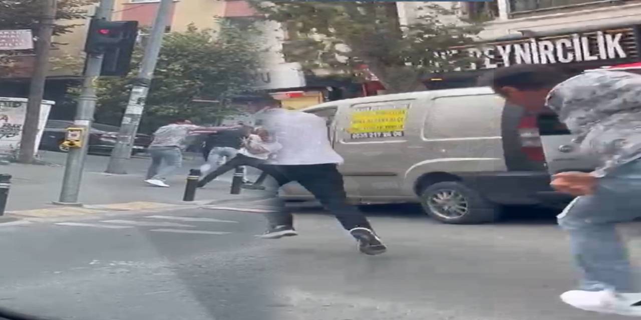 Yol verme kavgasında ortalık karıştı! Kendisine saldıranları biber gazıyla kovaladı