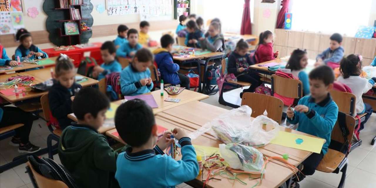 Başkan maaşını çocuklara bağışladı