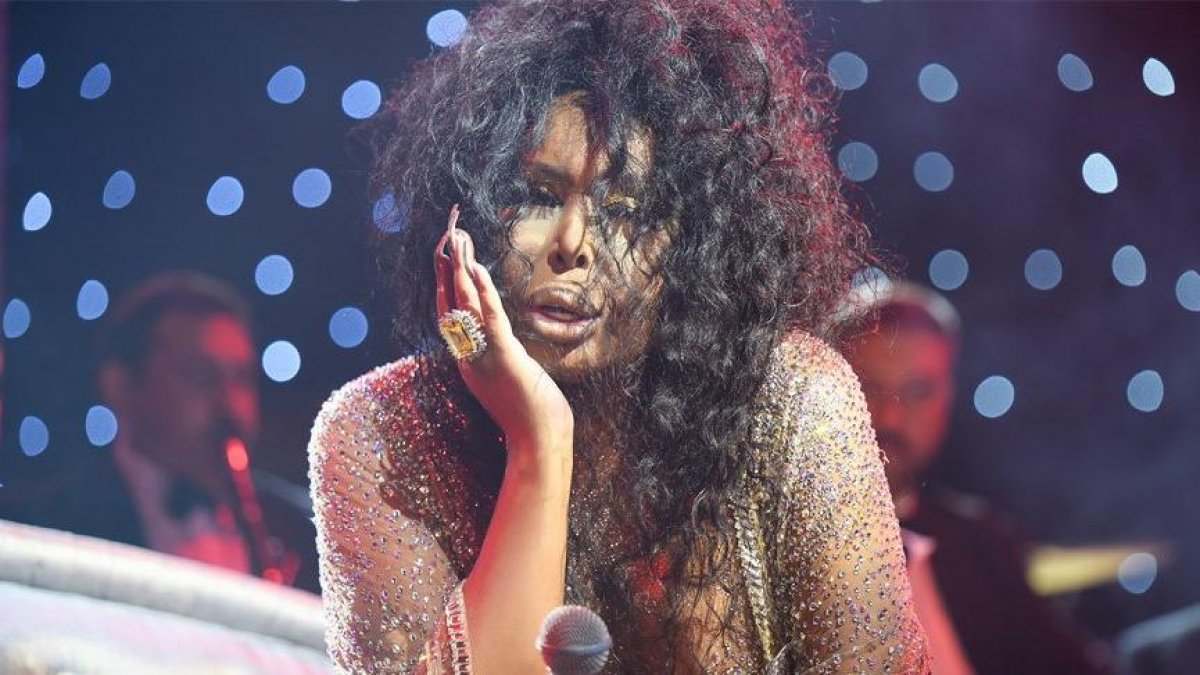 Bülent Ersoy, çıplaklar kampında mayosuz bronzlaşmış