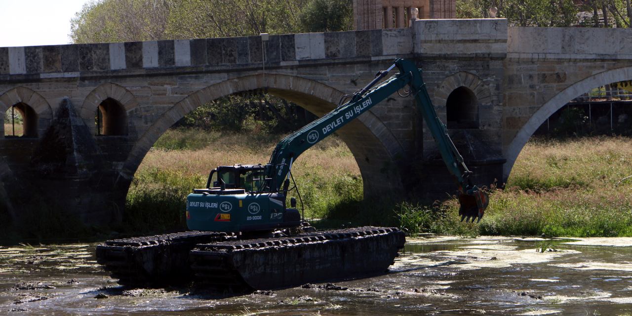 Tunca Nehri'nden kamyon kamyon çıkarıldı