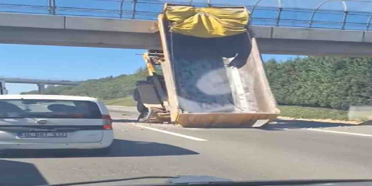 Damperi açılan TIR üst geçide çarptı!