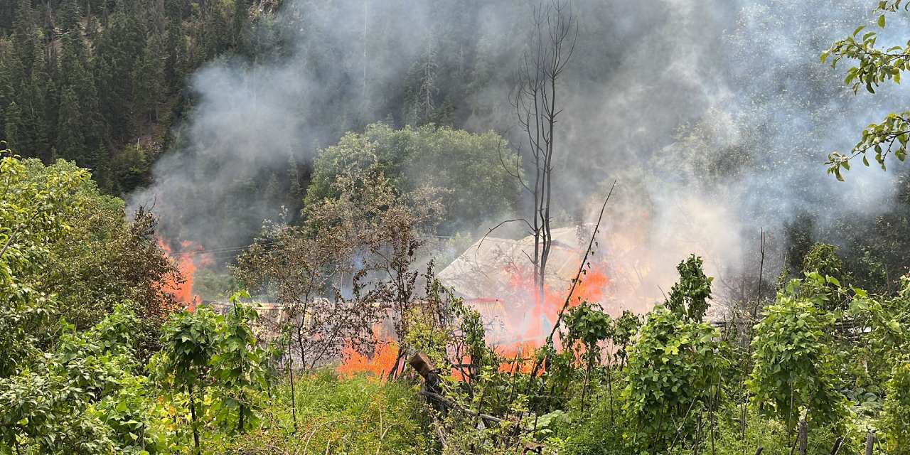 Köylü seferber oldu ama yangını söndüremedi: Bir ailenin evi küle döndü