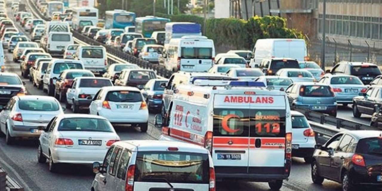 Ambulansa yol vermeyene Türk işi çözüm: Başka çaresi kalmadı
