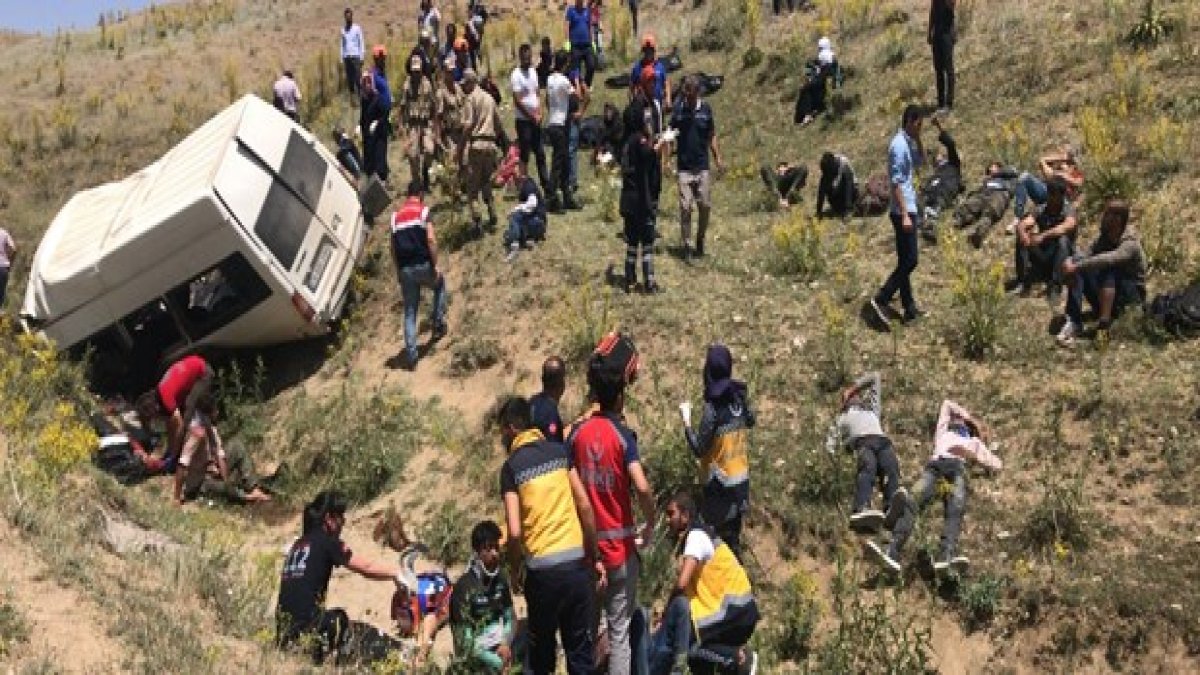 Katliam gibi kaza! Kaçak göçmenleri taşıyan minibüs devrildi! Çok sayıda ölü ve yaralı var...