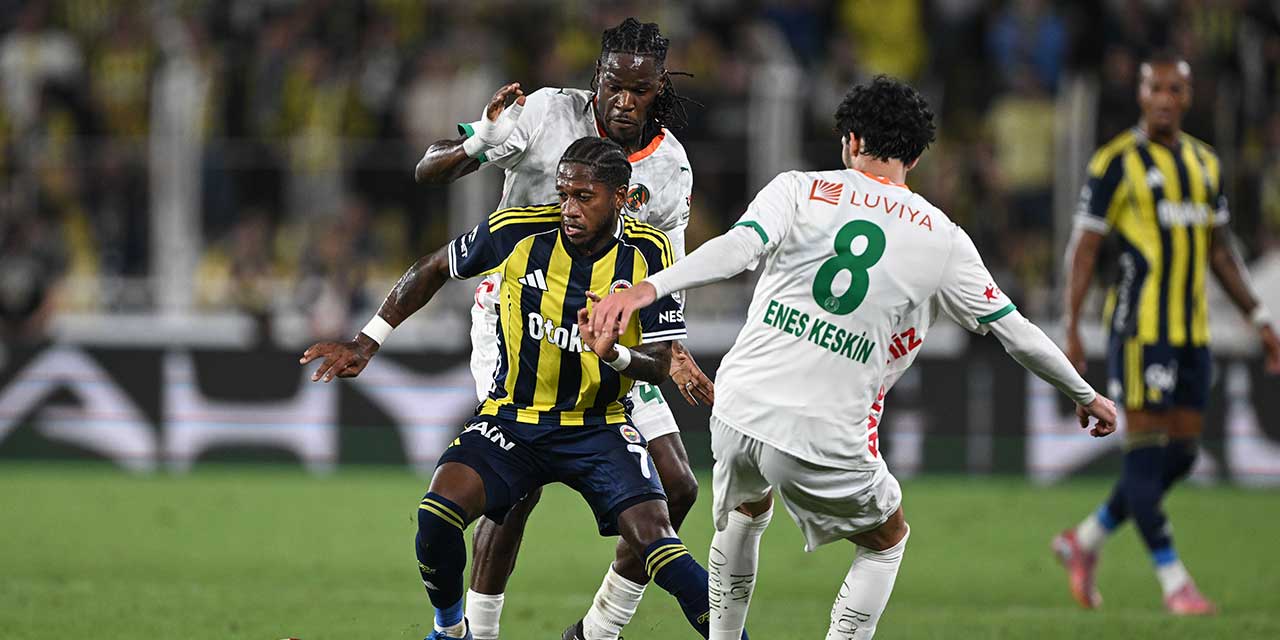 Fenerbahçe son dakika golüyle galibiyeti kaçırdı: Kadıköy'de ortalık karıştı