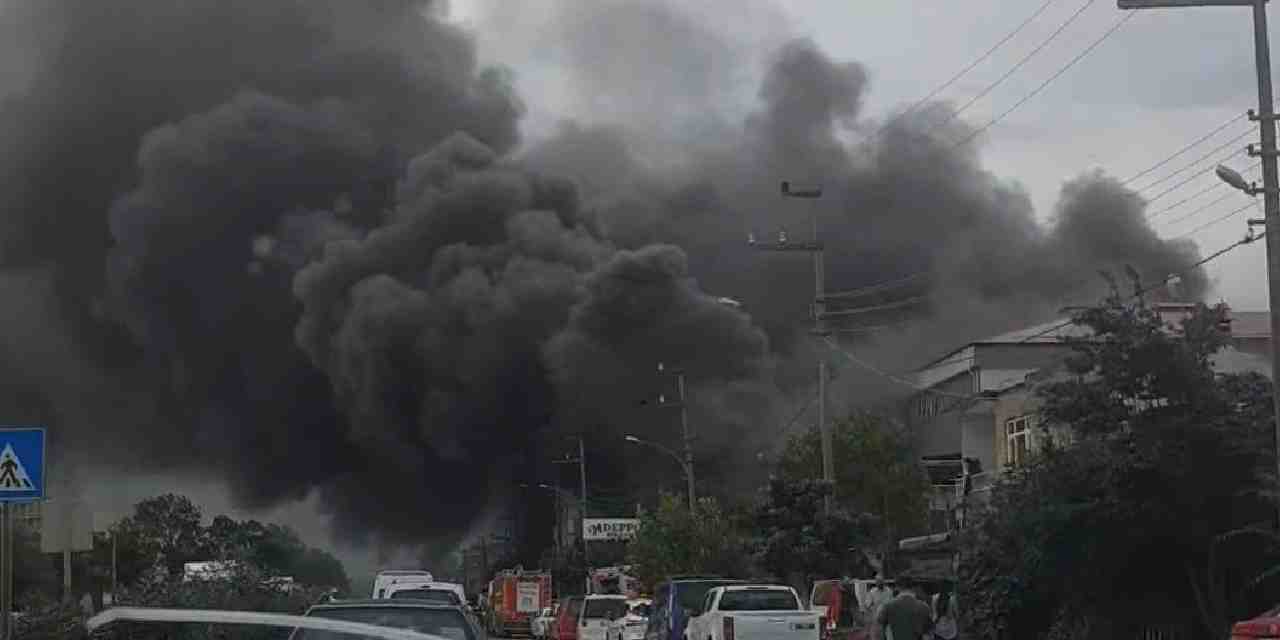 Alışveriş merkezinde yangın! Ulaşım tek şeritten sağlanıyor