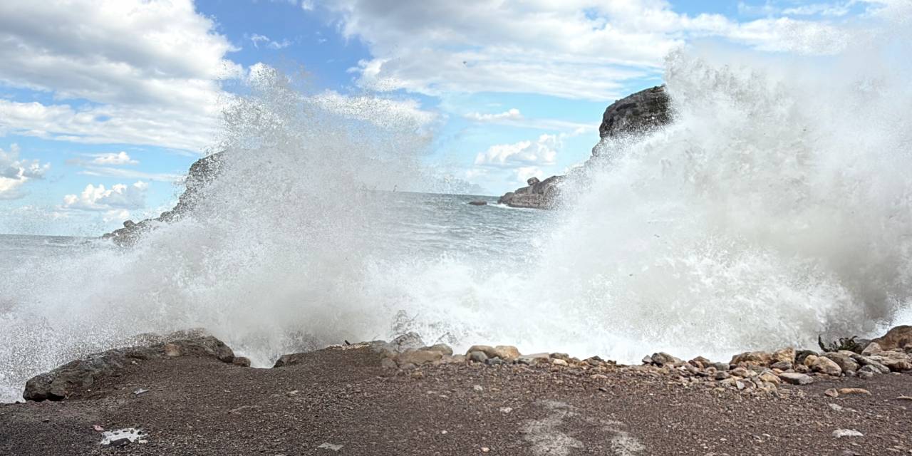 Fırtınadan göz gözü görmedi: Dalga boyu 5 metreyi geçti! Vatandaşlara kritik uyarı
