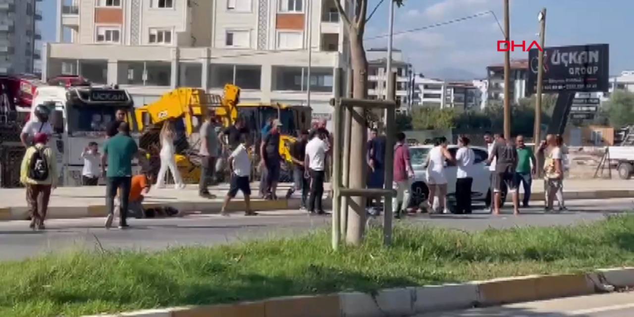 Yolun karşısına geçen baba ile oğluna otomobil çarptı