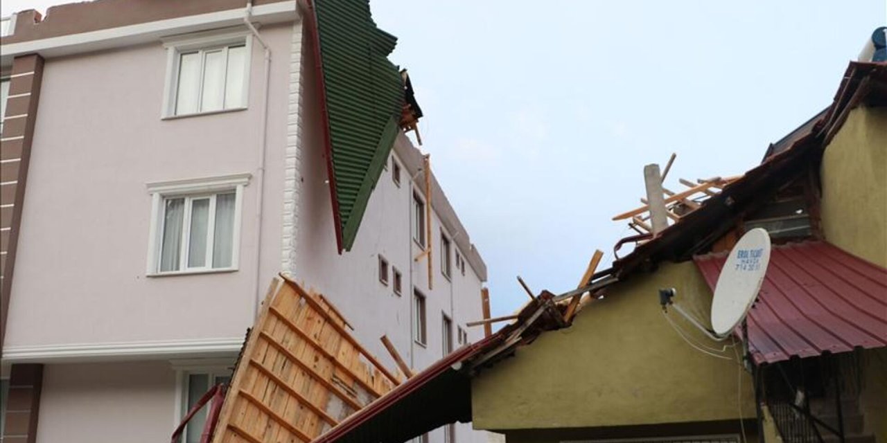 Meteoroloji 4 il için kırmızı alarm verdi: Çatılar uçacak ağaçlar devrilecek