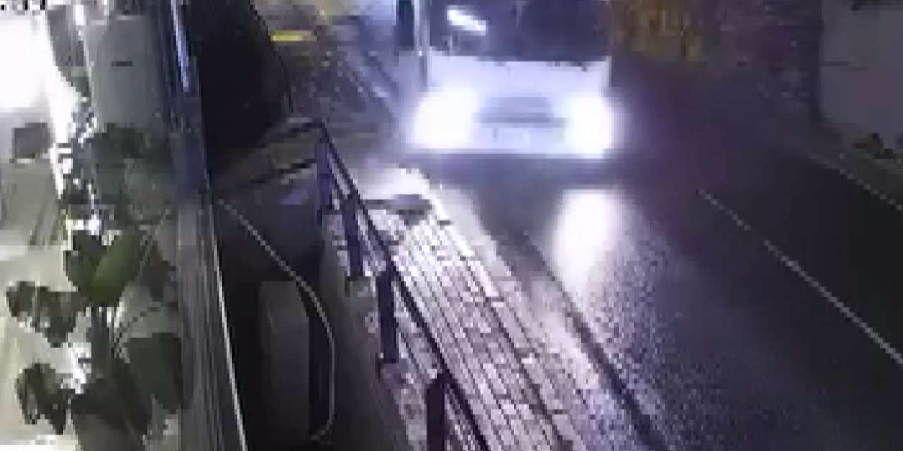 Kazaya ramak kalmıştı! Sürücü çarpmaktan son anda kurtuldu