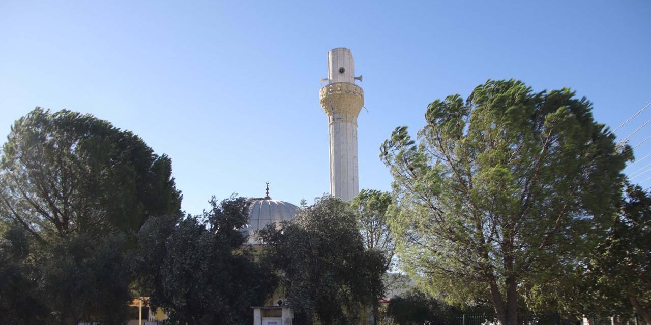 Muğla'yı fırtına vurdu: Evlerin çatısı minarenin külahı düştü