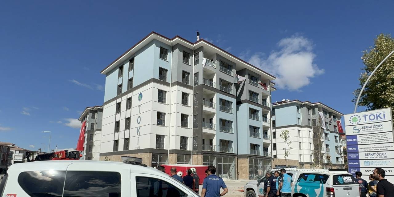 TOKİ inşaatında parasını alamayan işçi çatıya çıktı!