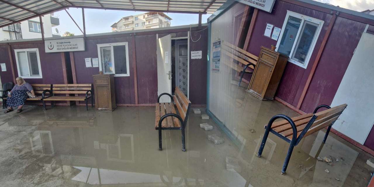 Depremzedelerin sağlık ocağı yine suya battı: 4 defa taşıdılar çare olmadı