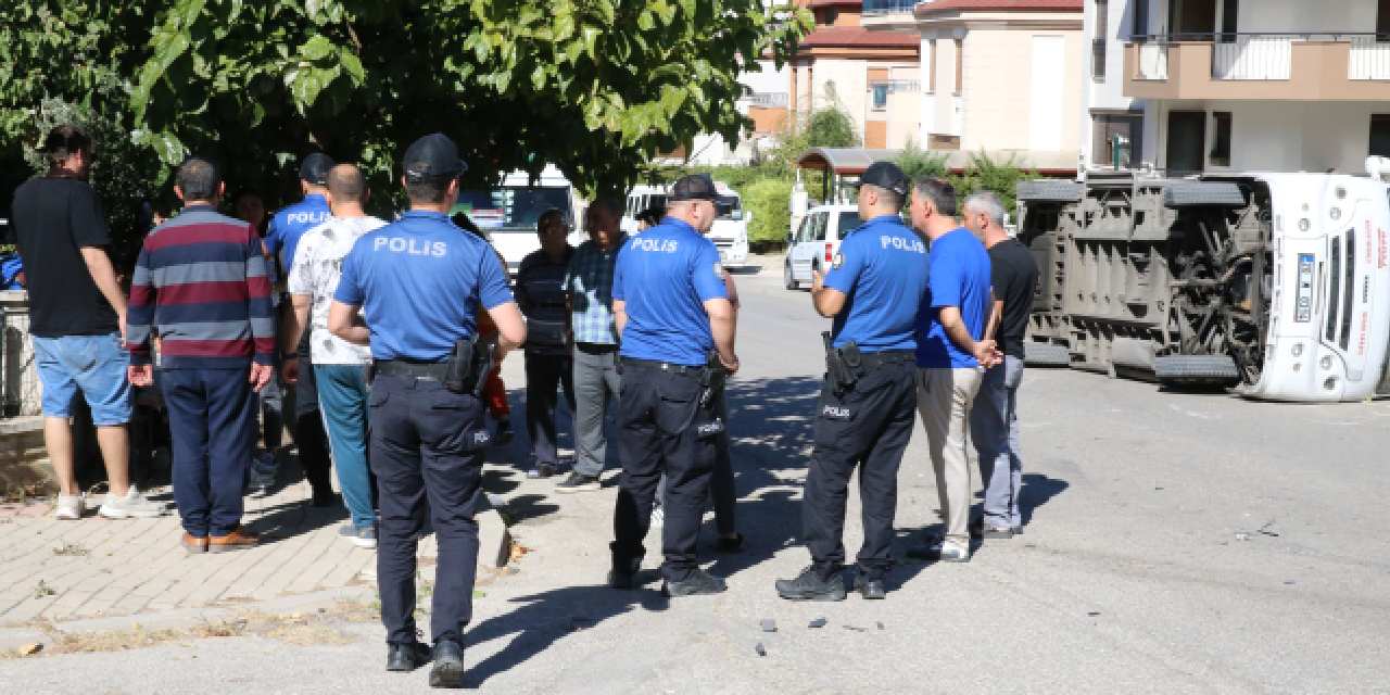 Otomobil ile minibüs çarpıştı: Yaralılar var!