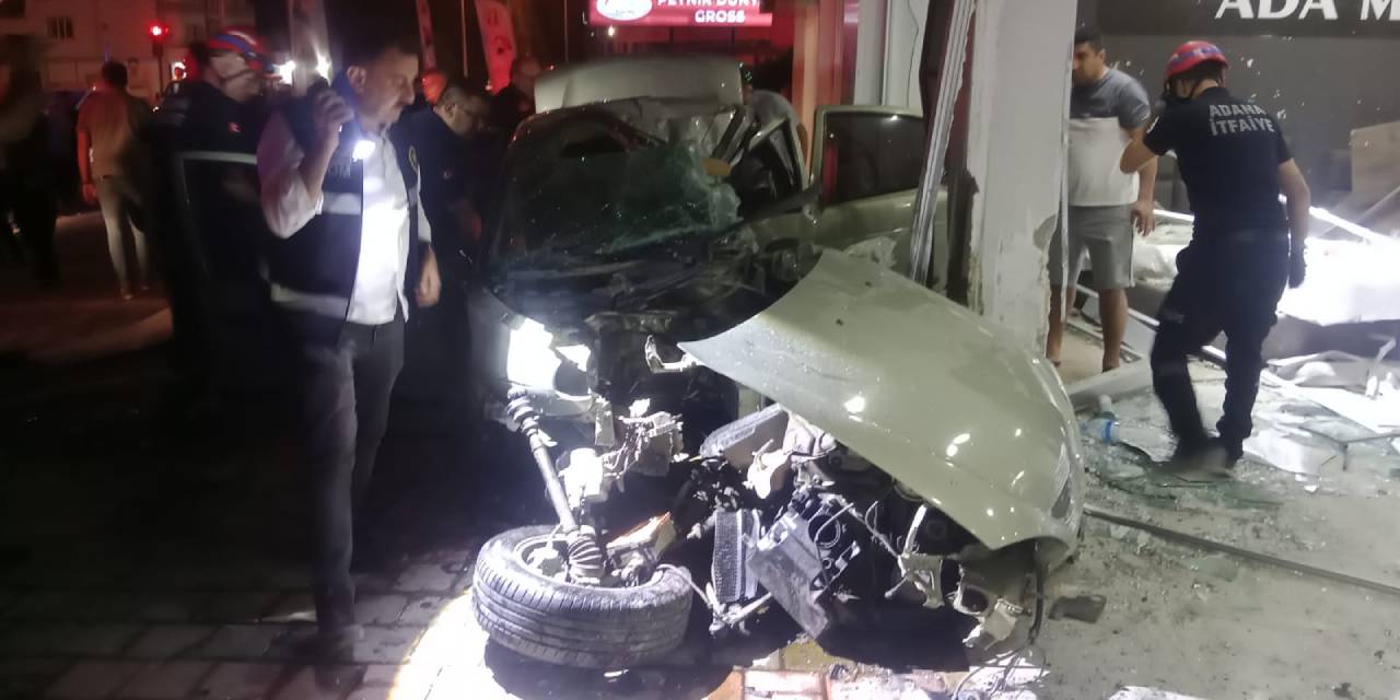 Adana'da film gibi kaza: Mobilya dükkanına daldı