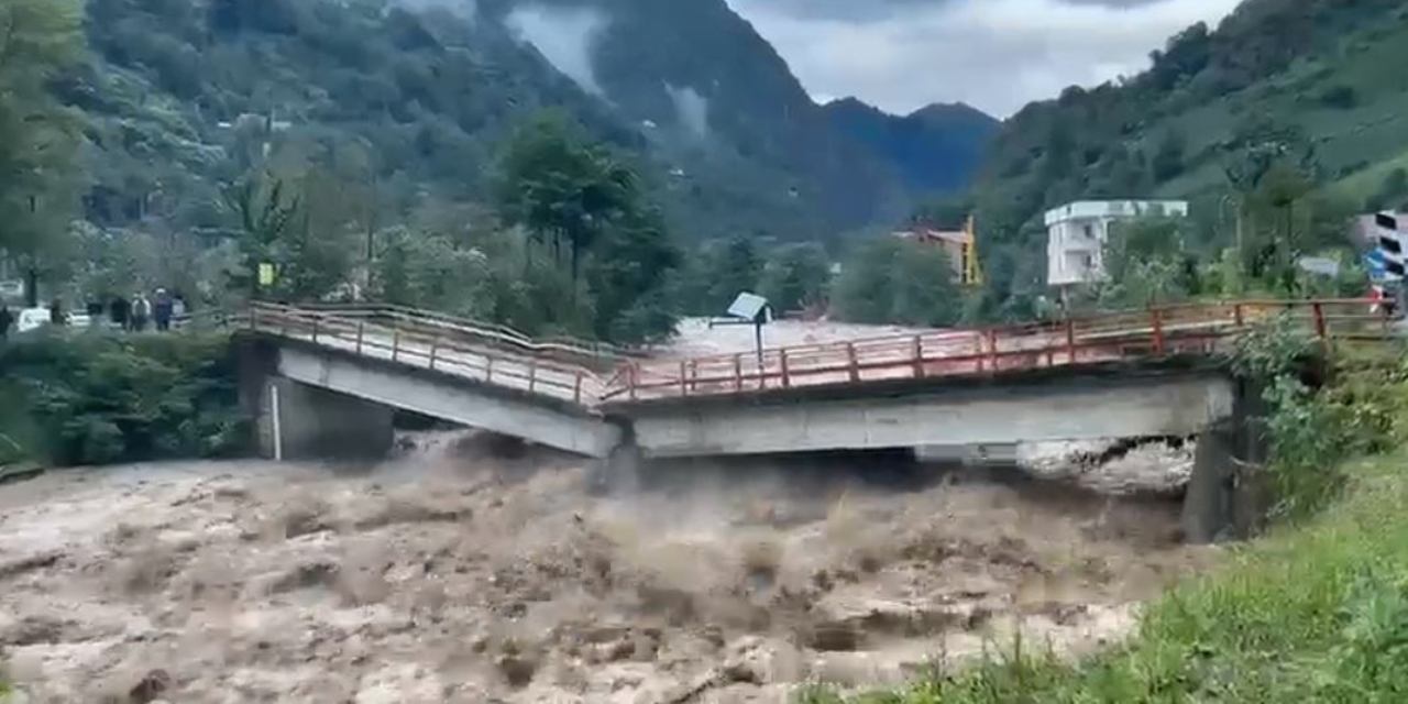 Rize kabusu yaşıyor: Sel dağın altını oydu vadi yamacı dereye indi!