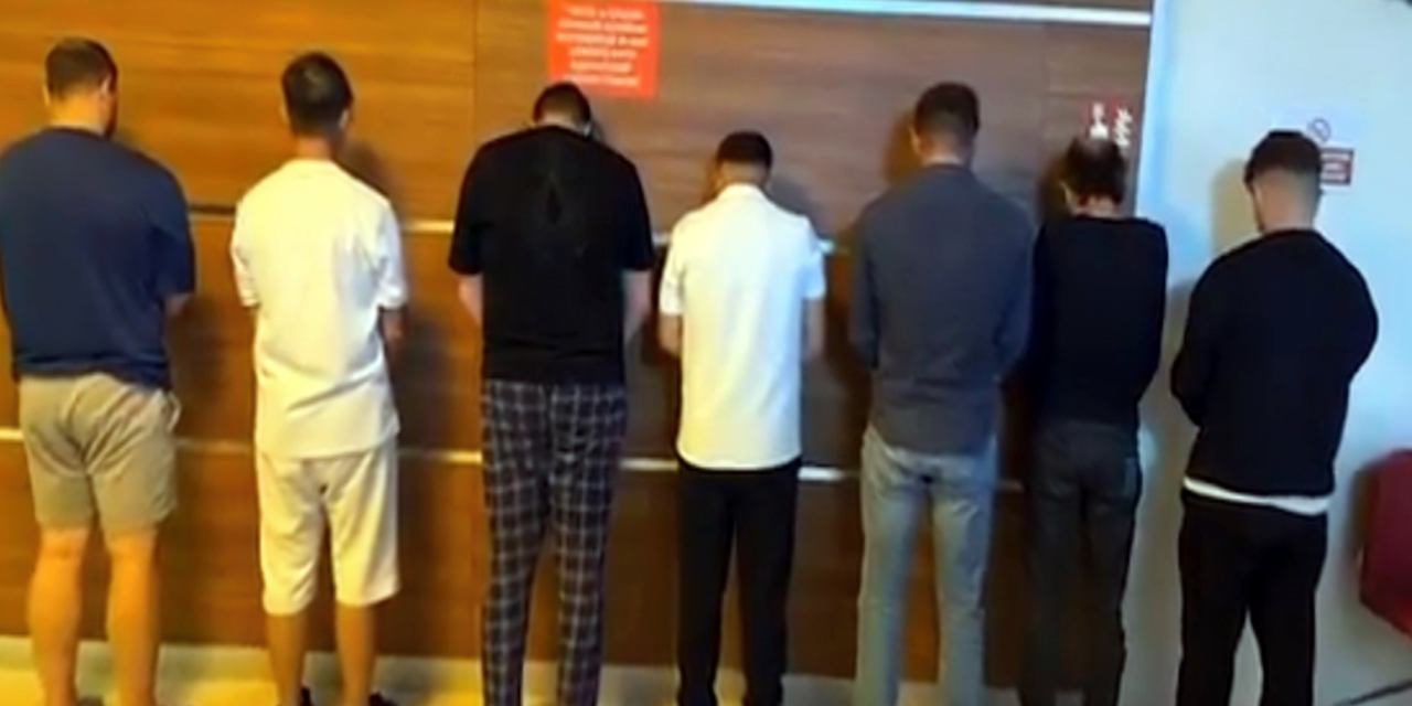 Kendilerini kamu görevlisi gibi tanıtıp şehit ailesini dolandırdılar!