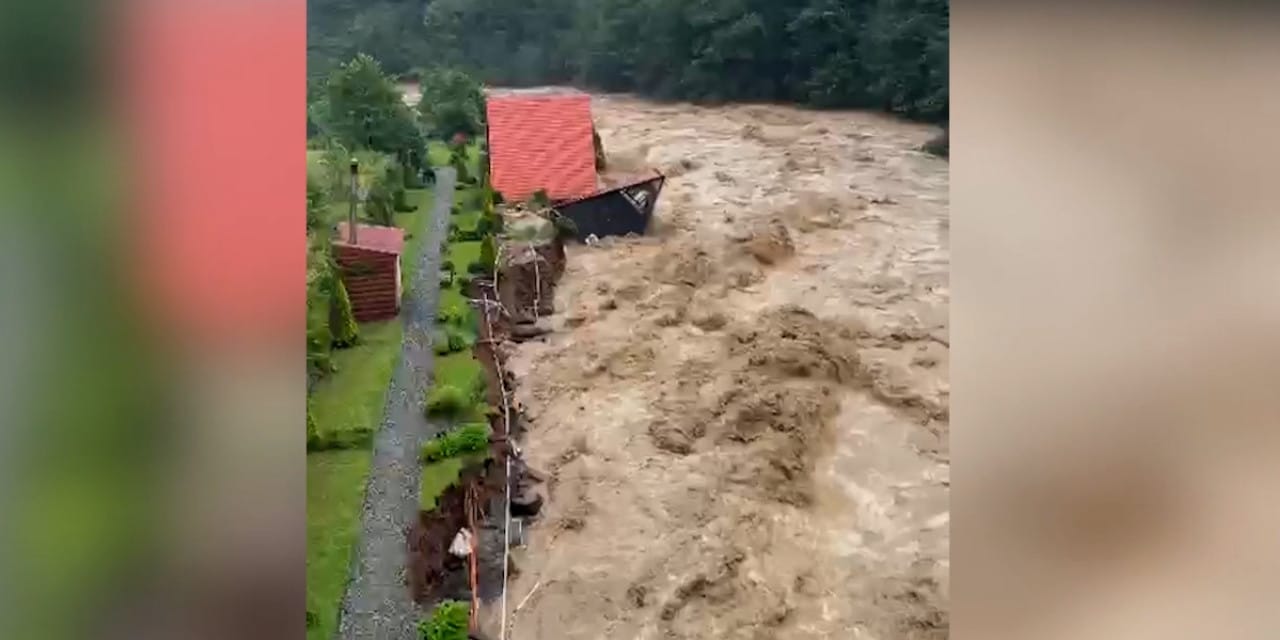 Rize'de sel bungalovları böyle yuttu! O anlar kamerada