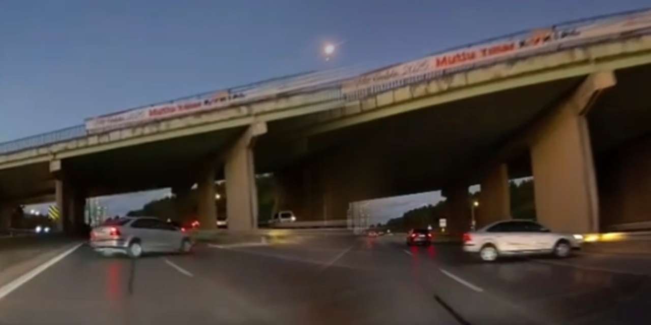 Aracın önüne geçip frene bastı! Kazaya yol açan magandanın rahatlığı pes dedirtti