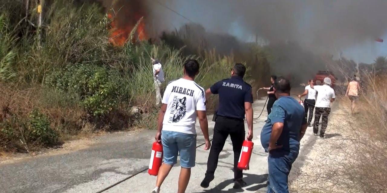 Sazlık yangınına yangın tüpleriyle müdahale