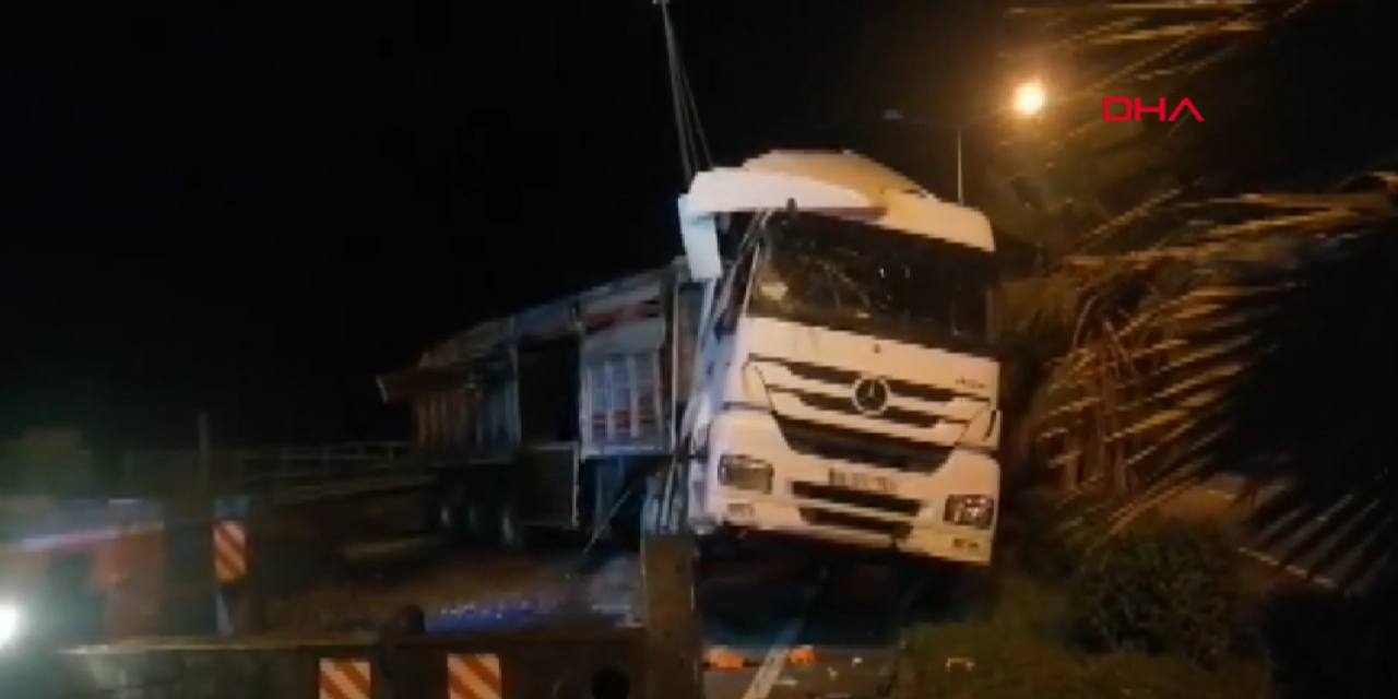 Karadeniz Sahil Yolu’nda TIR devrildi: 2 yaralı