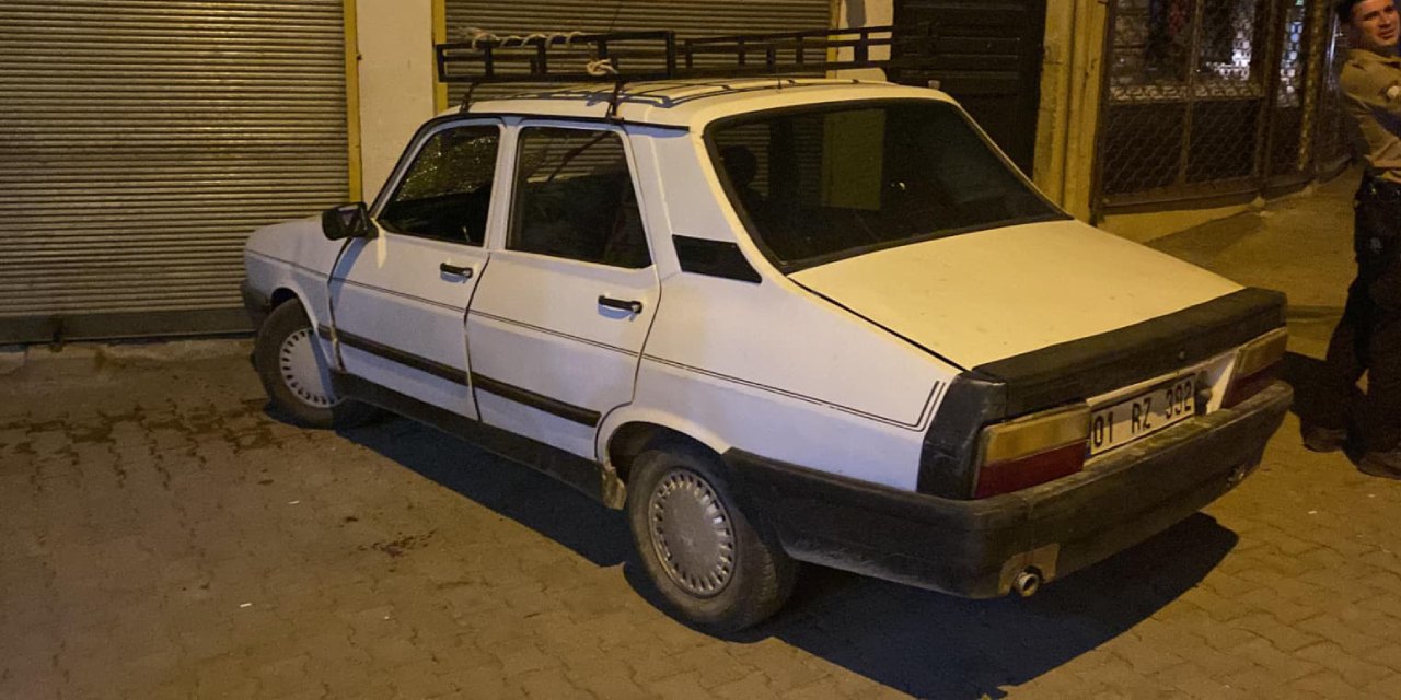 Adana'da otomobil binaya çarptı: 3 yaralı