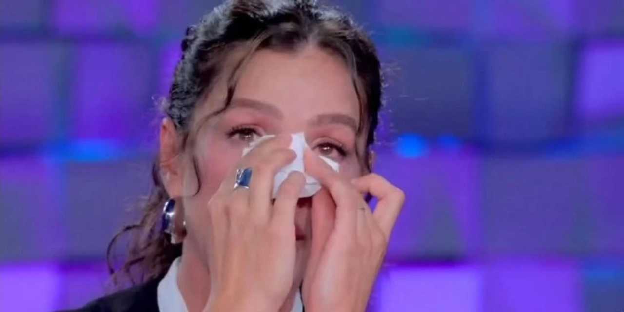 Özge Özpirinçci İtalya'da gözyaşlarına boğuldu