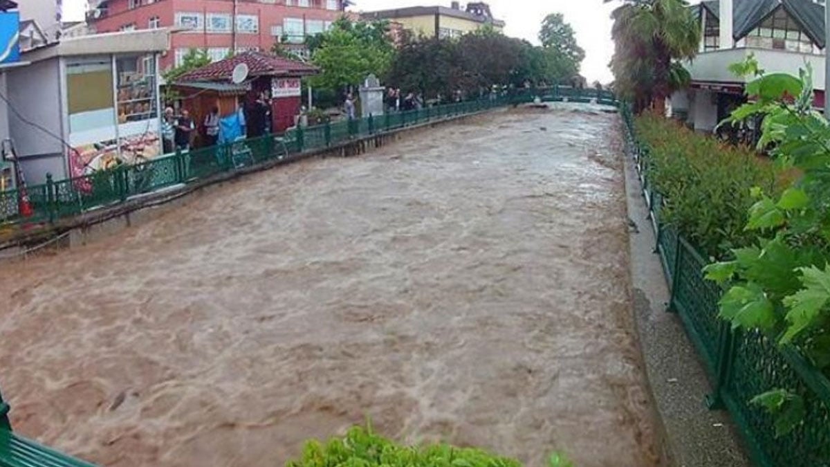 Düzce’deki sel felaketinde 1 kişinin cansız bedeni bulundu, 6 kişi aranıyor