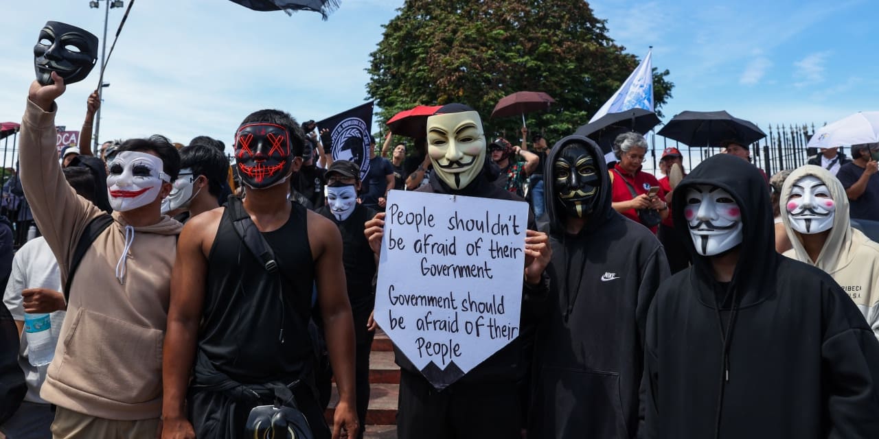 Binler sokağa döküldü ordu alarmda: Filipinliler hükümet yolsuzluğuna karşı ayakta