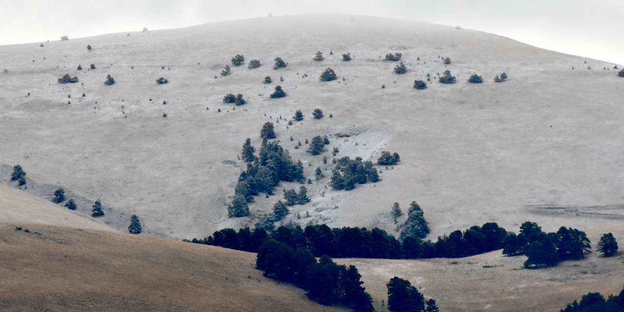 Sarıkamış Kayak Merkezi'ne mevsimin ilk karı düştü