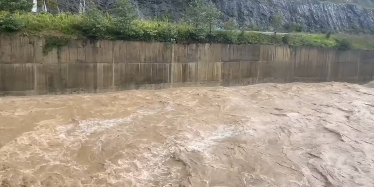 Selde mahsur kalan 19 kişi kurtarıldı