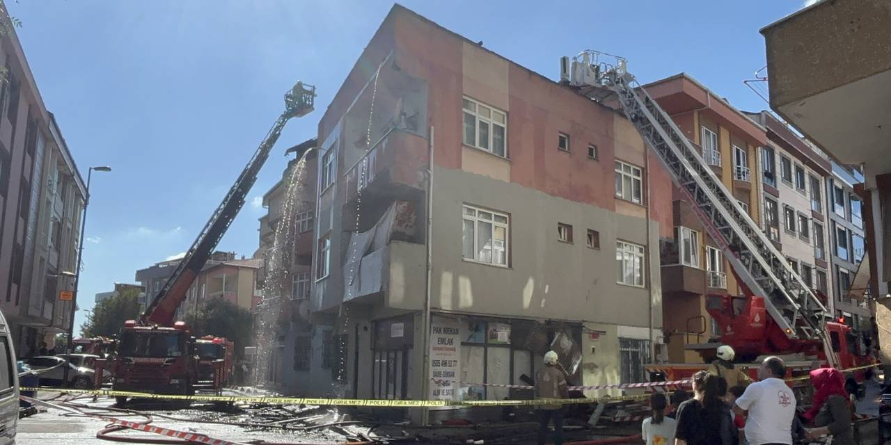 Üsküdar'da yanan binanın çatı katı kullanılamaz hale geldi