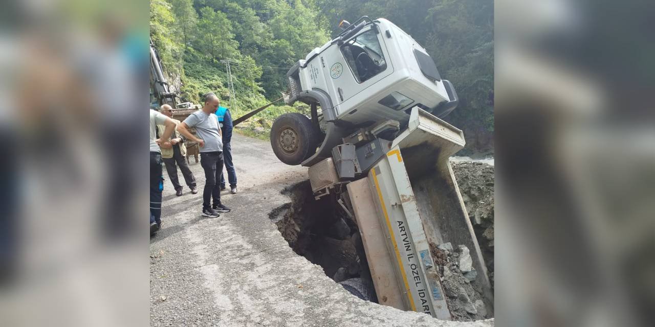 Kamyon yer yarıldı yerin içine düştü