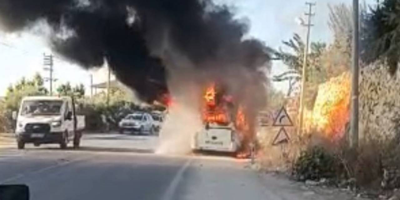 Okul yolunda korku dolu anlar: Mersin'de öğrencileri taşıyan serviste yangın!