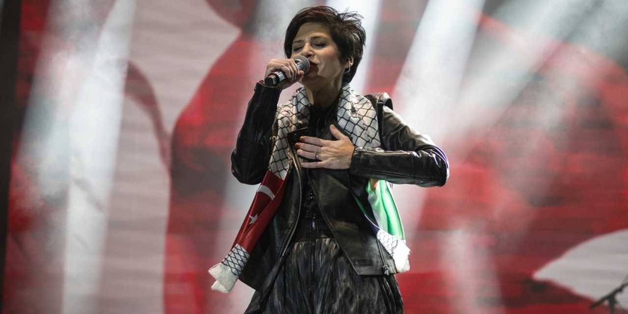 Ünlü şarkıcı Filistin bayraklı atkıyla sahneye çıktı!