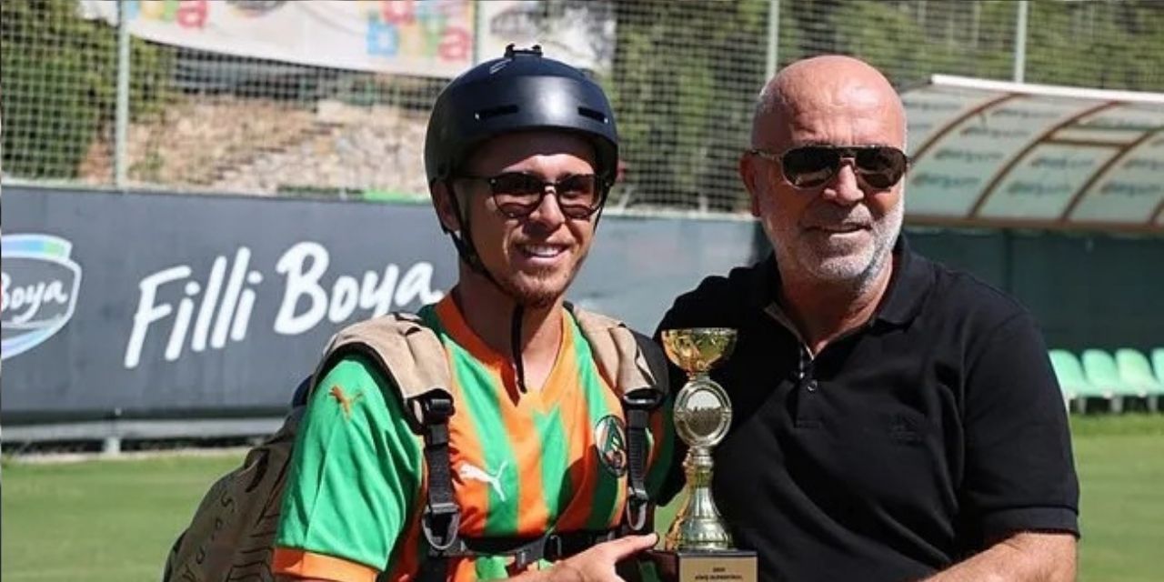 Alanyaspor tesisine paraşütle indi kupayı başkan Çavuşoğlu'na verdi